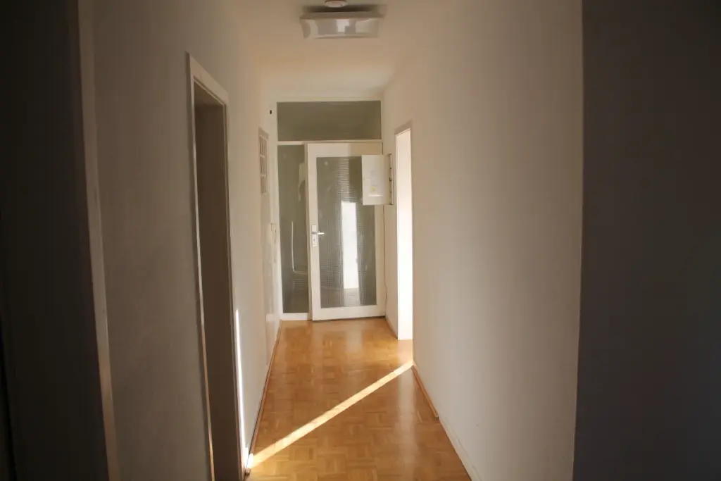 Heller Flur mit Holzfußboden