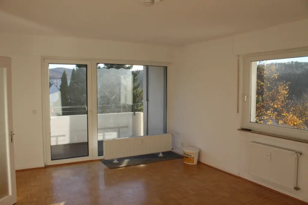 Wohnzimmer mit Balkonzugang