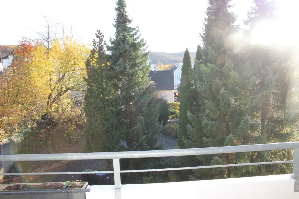 Balkon mit Markise im Sonnenlicht