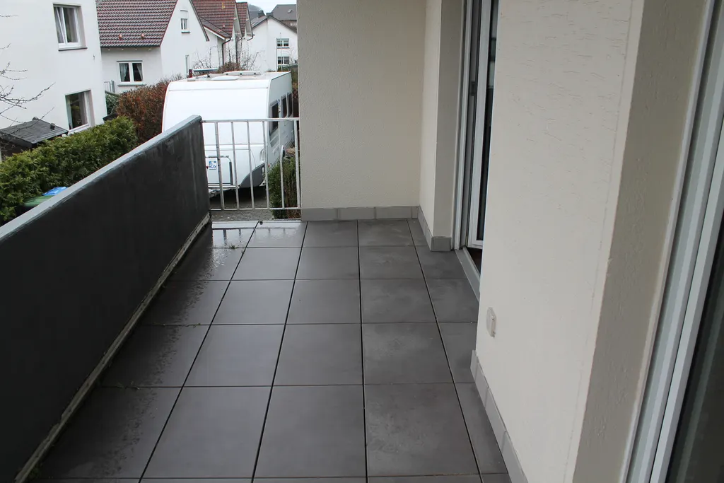 Gefliester Balkon mit Blick in die ruhige Nachbarschaft