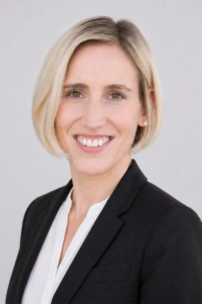 Freundliches Portrait von Sabrina Püttmann mit blondem Kurzhaar, schwarzem Blazer und weißem Blusendetail, im Team der Hausverwaltung Vieth.
